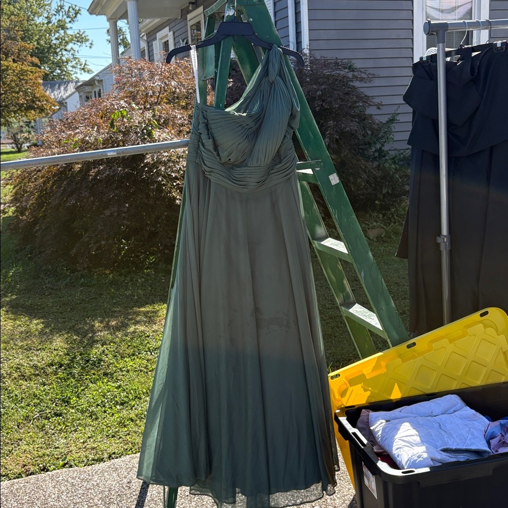 Elegant Green One-Shoulder Gown